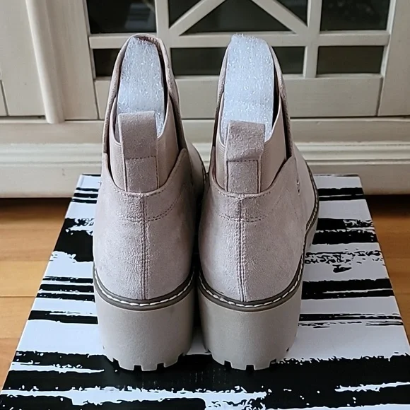 Dolce Vita Lug Sole Chelsea Boot, New In Box, Size 9.5 Color: Camel - Picture 7 of 15